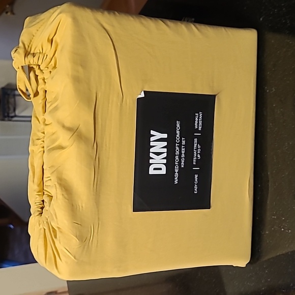 🛌DKNY King Bed Sheets - Picture 1 of 4